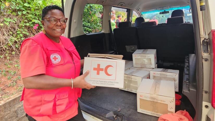 Personas voluntarias de la Cruz Roja de Granada distribuyeron artículos de emergencia a las comunidades afectadas por la escasez de agua.