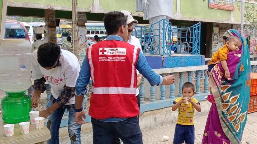 Voluntarios de la Cruz Roja India reparten botellas de agua y comparten información sobre cómo mantenerse con salud durante las olas de calor.