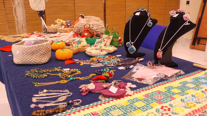 Algunas de las artes, manualidades y adornos creados por las mujeres que participaron en los talleres de formación profesional de la Media Luna Roja de Jordania.