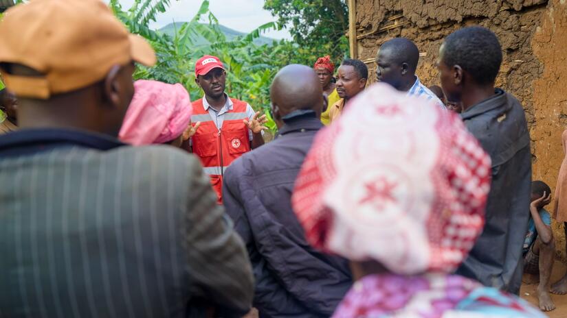 Dr. Joseph Kasumba, Uganda Red Cross Community Epidemic and Pandemic Preparedness Officer, speaks to people in Mubende about the importance of safe and dignified burials.