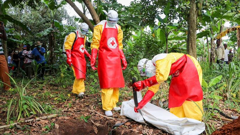 Une équipe de la Croix-Rouge ougandaise prépare un site funéraire lors de l'épidémie d'Ebola de 2022.