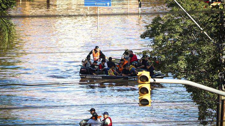 متطوعو الصليب الأحمر البرازيلي والسلطات المحلية ينقذون سكان بورتو أليغري بعد الفيضانات المدمرة في ريو غراندي دو سول. 