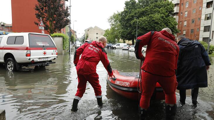 أبطال الصليب الأحمر الإيطالي يدعمون الناس في ميلانو أثناء الفيضانات غير المسبوقة، بحيث قاموا بتوزيع مواد الإغاثة ومساعدة المتضررين، خاصةً الأشخاص ذوي الإعاقة. 